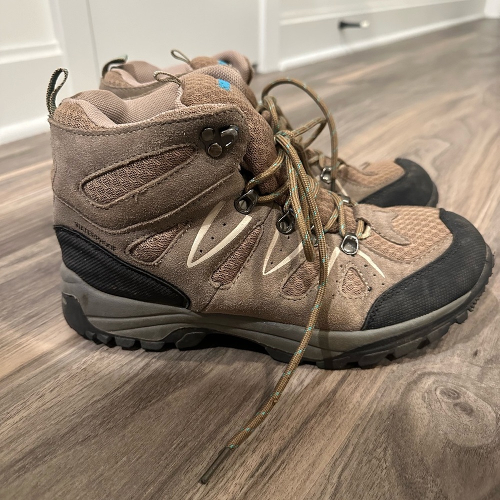 Gander Mountain waterproof hiking boots Women’s 8.5